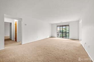 823 Edison Glen Terrace in Edison, NJ - Building Photo - Building Photo