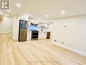 2 Wichey Rd in Toronto, ON - Building Photo - Building Photo