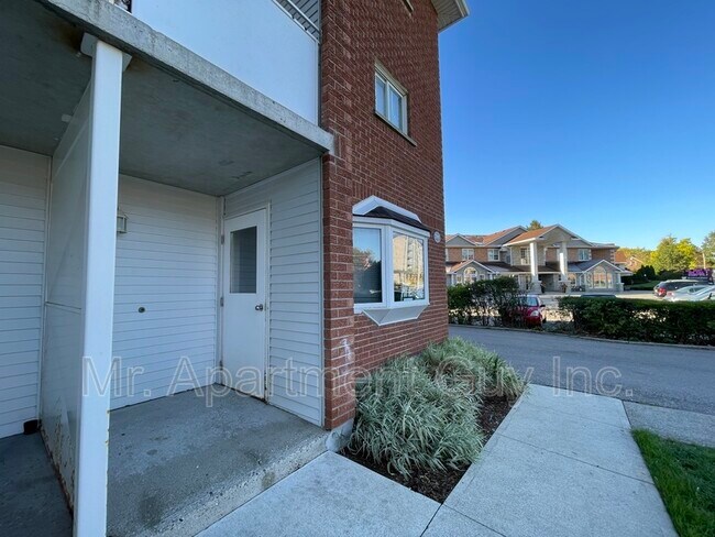 295 Erb St. W in Waterloo, ON - Building Photo - Building Photo