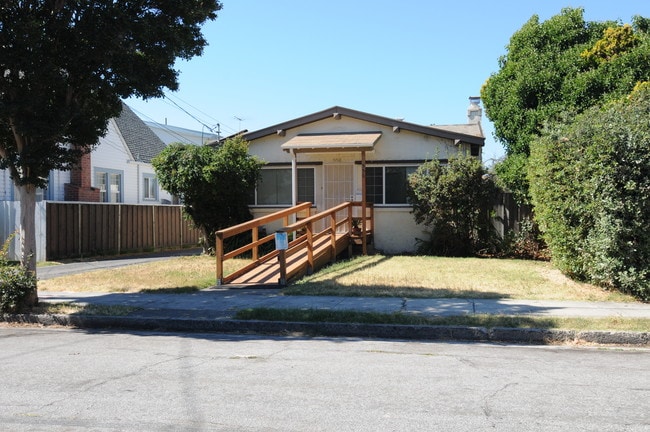 556-558 #'s 1-3 Simon St in Hayward, CA - Foto de edificio - Building Photo