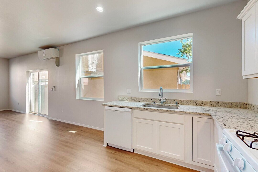 2112 Coal Ave SE-Unit -2112 unit B in Albuquerque, NM - Building Photo