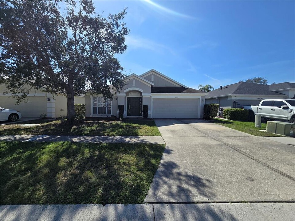 1003 Summer Breeze Dr in Brandon, FL - Building Photo