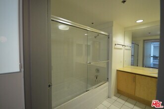 1100 S Grand Ave-Unit -A303 in Los Angeles, CA - Foto de edificio - Building Photo