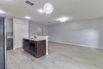 4441 Ashburn Square Dr in Tampa, FL - Foto de edificio - Building Photo