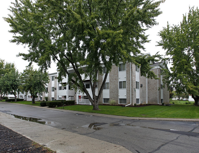 Waverly Gardens in Lansing, MI - Building Photo - Building Photo