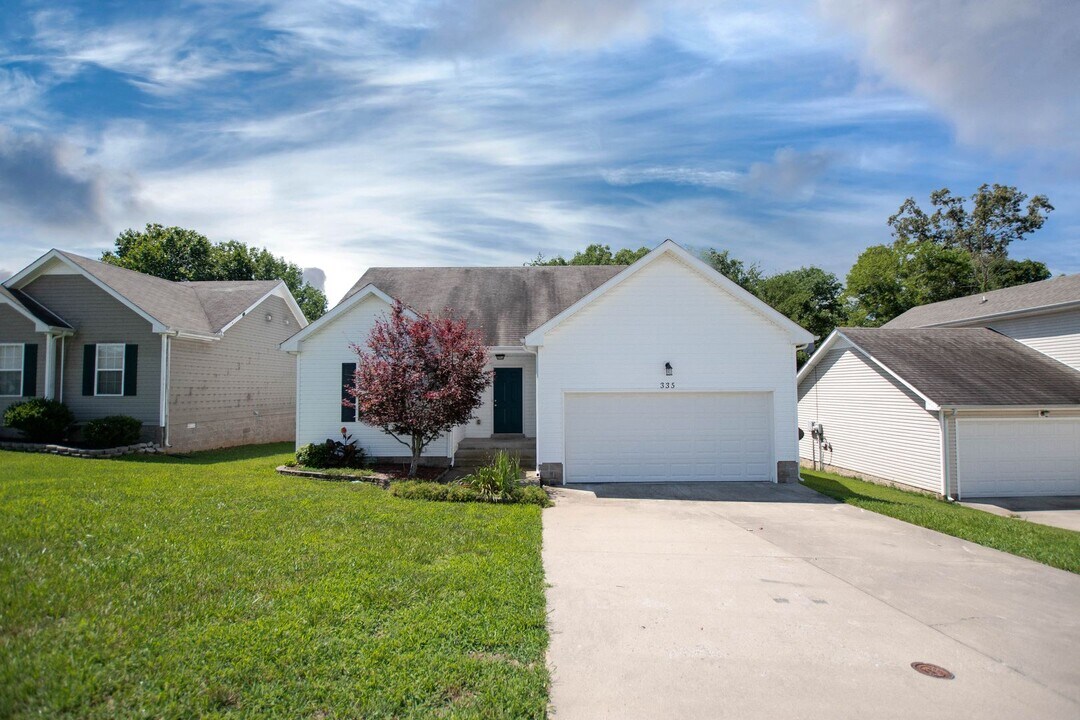 335 Chalet Cir in Clarksville, TN - Building Photo