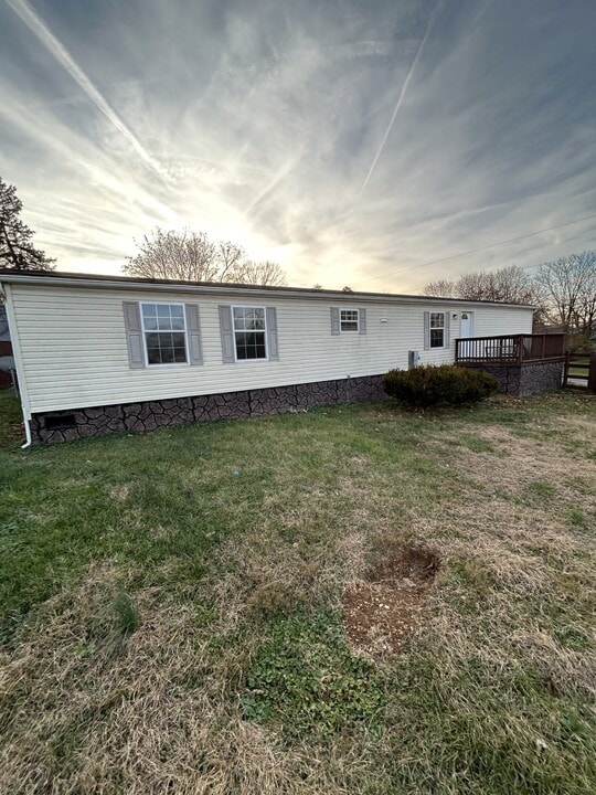 28 Moats Ln in Martinsburg, WV - Building Photo