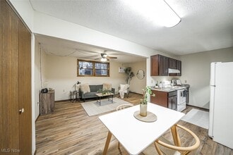 8140 Southwood Dr in Garrettsville, OH - Foto de edificio - Building Photo