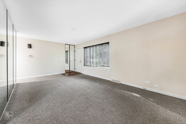 636 Forum Dr in Roselle, IL - Building Photo - Building Photo