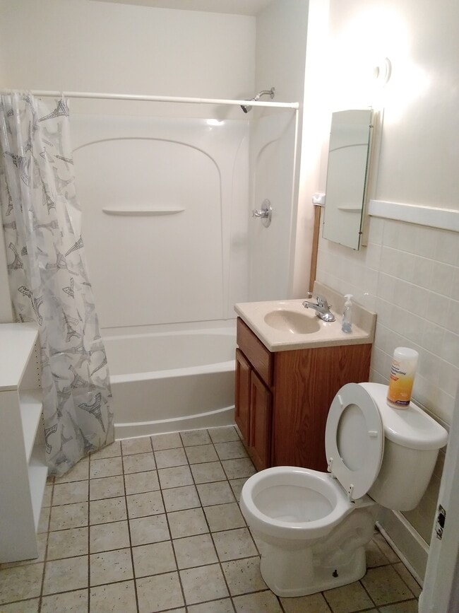 1822 N Main St, Unit Upper in Racine, WI - Foto de edificio - Building Photo