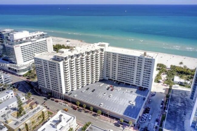 2899 Collins Ave in Miami Beach, FL - Foto de edificio - Building Photo