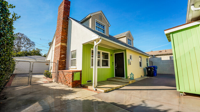 5651 Denny Ave in North Hollywood, CA - Building Photo - Building Photo