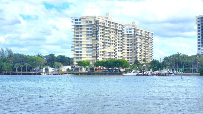 2121 N Ocean Blvd