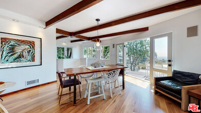 8715 Sunset Plaza Pl in Los Angeles, CA - Building Photo - Building Photo