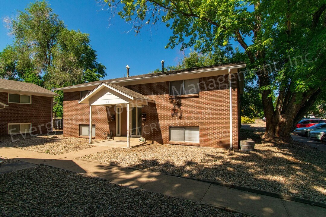 919 James Ct in Fort Collins, CO - Building Photo