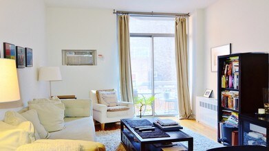 184 Thompson St-Unit -2A in New York, NY - Building Photo - Building Photo