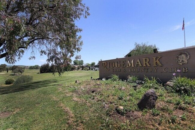 565 S Ridgemark Dr in Hollister, CA - Building Photo - Building Photo