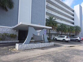 320 NE 12th Ave in Hallandale Beach, FL - Building Photo