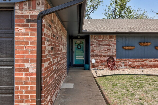 1701 Dublin Rd in The Village, OK - Building Photo - Building Photo