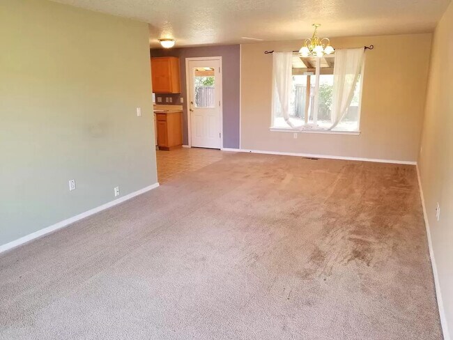 5386 Burbank St N in Keizer, OR - Building Photo - Building Photo