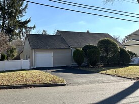 32 Beechwood Rd in Cresskill, NJ - Building Photo - Building Photo