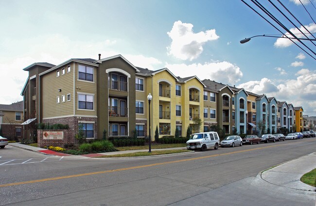 Villas on Sixth Apartment Homes in Austin, TX - Building Photo - Building Photo