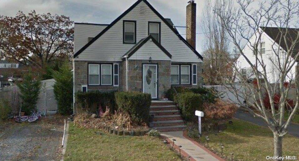 2616 West End Ave in Baldwin, NY - Foto de edificio