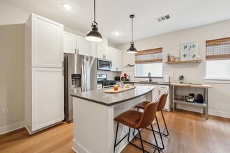 2827 Manor Rd in Austin, TX - Building Photo - Building Photo