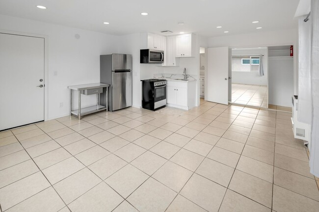 328 E Balboa Blvd in Newport Beach, CA - Building Photo - Building Photo