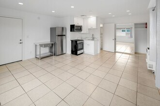 328 E Balboa Blvd in Newport Beach, CA - Building Photo - Building Photo