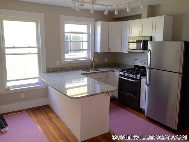9 Arlington St, Unit 2 in Somerville, MA - Foto de edificio - Building Photo