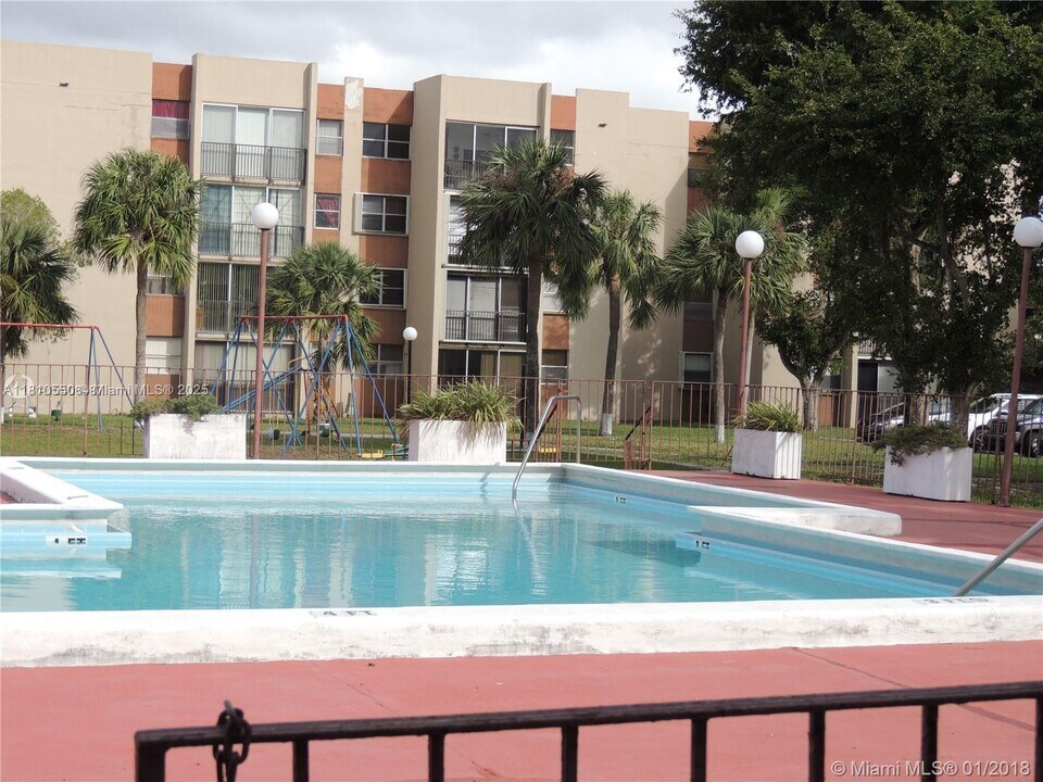 9411 SW 4th St in Miami, FL - Building Photo