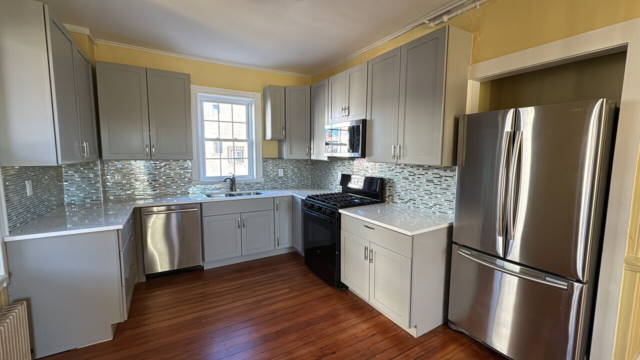 381 Centre St in Boston, MA - Building Photo