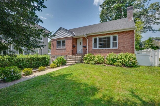 714 Forest Ave in Larchmont, NY - Building Photo - Building Photo