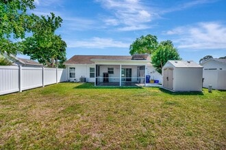 102 Village Cir in Jupiter, FL - Building Photo - Building Photo