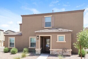 8225 W Illini St in Phoenix, AZ - Building Photo