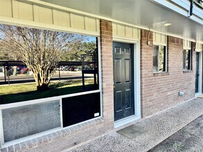 2201 N Grand Blvd in Pearland, TX - Foto de edificio - Building Photo