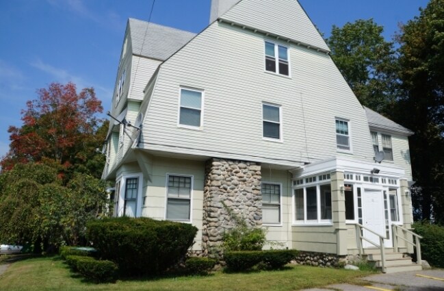 118 Pleasant St in Stoughton, MA - Foto de edificio