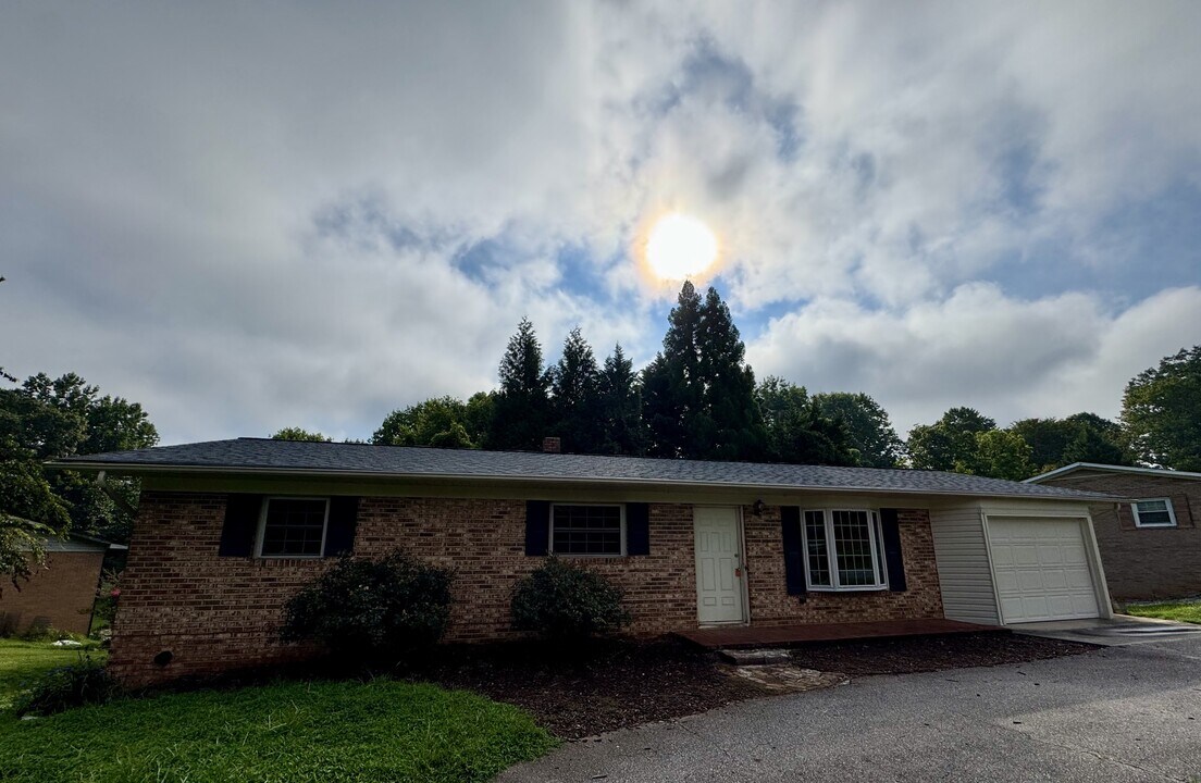 1412 Westwood Ln in Wilkesboro, NC - Building Photo