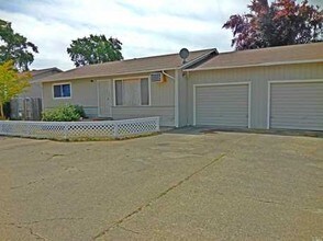 301-331 Creekside Dr in Willits, CA - Building Photo - Building Photo