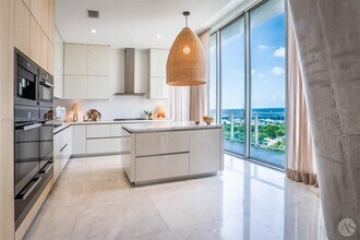 2675 S Bayshore Dr in Miami, FL - Building Photo - Building Photo