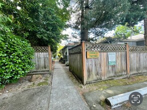 8888 SW Cashmur Ln in Portland, OR - Building Photo - Building Photo