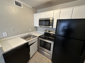 9809 Walnut St, Unit #E308 in Dallas, TX - Building Photo - Building Photo