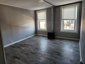 8 E Railroad St in Sandwich, IL - Building Photo - Building Photo