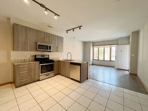 2413 W Taylor St, Unit 2 in Chicago, IL - Building Photo - Building Photo