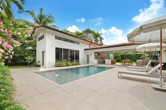6811 Sunset Dr in South Miami, FL - Foto de edificio - Building Photo