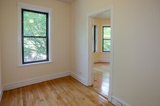 2326 N Southport Ave, Unit 2F in Chicago, IL - Building Photo - Building Photo