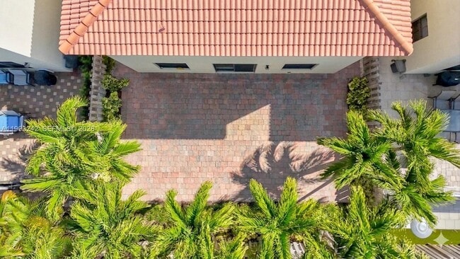 10021 NW 87th Ter in Doral, FL - Foto de edificio - Building Photo