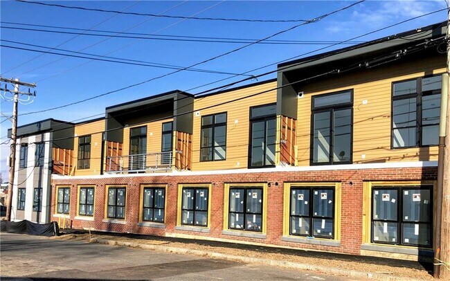 30 Veterans Memorial Pkwy-Unit -204 in East Providence, RI - Building Photo - Building Photo