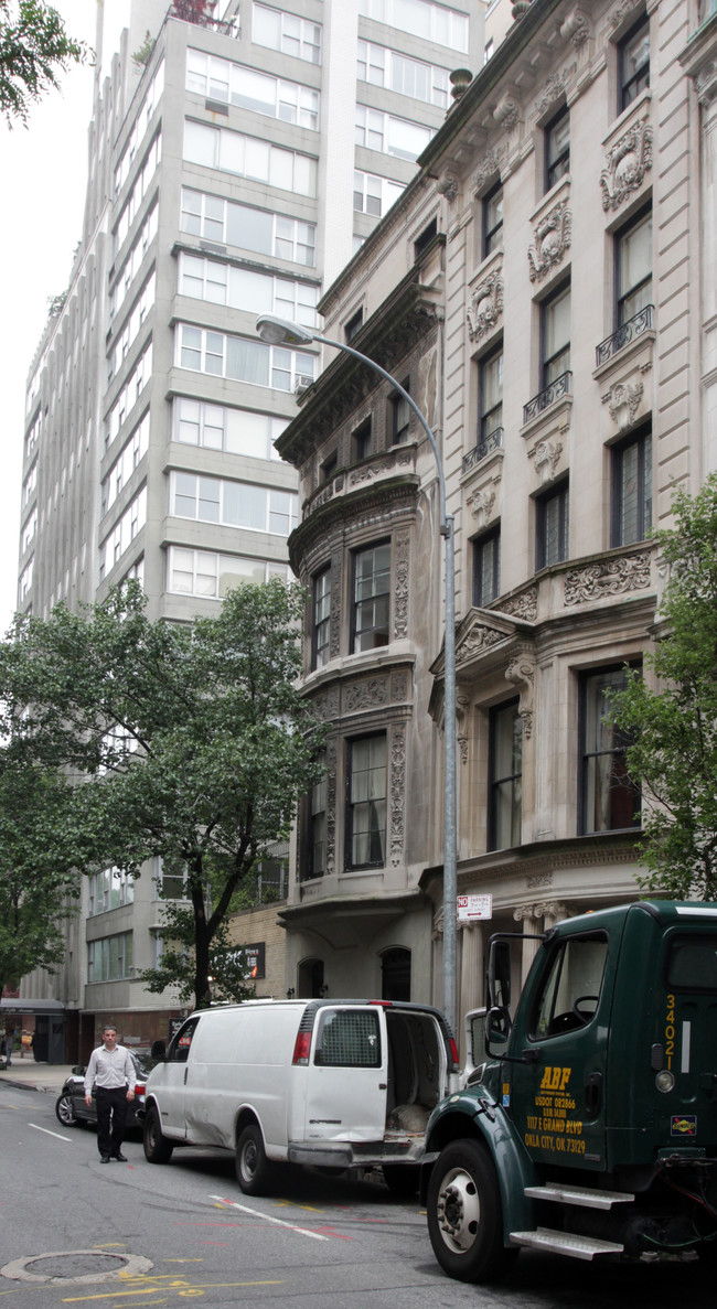 5 E 67th St in New York, NY - Foto de edificio - Building Photo